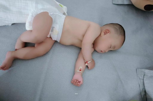 弥勒宝宝突然很多眼屎